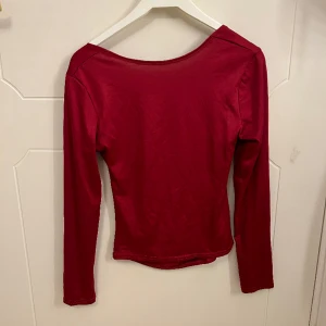 Tröja med öppen rygg - Så fin vinröd tröja med öppen rygg! Står ingen storlek, men uppskattningsvis s/m. Väldigt skönt material 🫶🏻