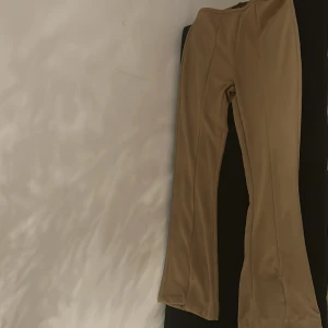 Bruna flare leggings  - Flare och slits på framsidan. Bra skick, använt 1 gång. 