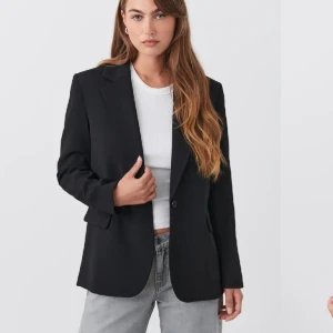 kavaj - Säljer min jättefina kavaj i str 34 från Gina tricot. Kavajen är oversized i modellen o ursprungspriset är 600. Använd fåtal gånger🥰