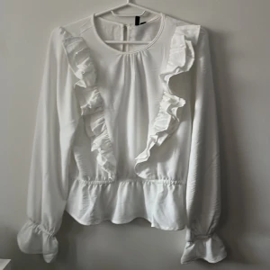 En söt vit blus som inte har kommit till användning  - Storlek XS men passar även S. Prislappen är kvar på plagget och har aldrig använts.