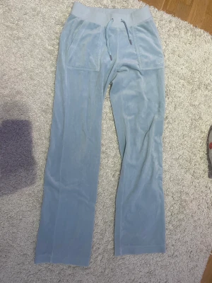 Ljus blåa juicy byxor storlek XS - Säljer mina juicy byxor för att de kommer inte till användning längre, och har faktiskt inte använts många gånger. Ser ut som ny och är jättefina. 