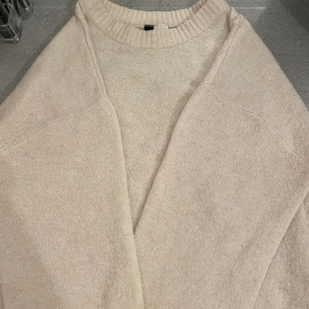 Mysig vit/ljus beige stickad tröja från H&M som passar alla årstider❤️ Lite nopprig men annars ingen annat fel på den. Den säljs pågrund av att den är för stor för mig❤️ Skriv för fler bilder. Tröjor & Koftor.