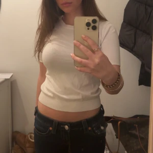 Hm topp - Säljer denna vita kortärmade toppen från hm!💓