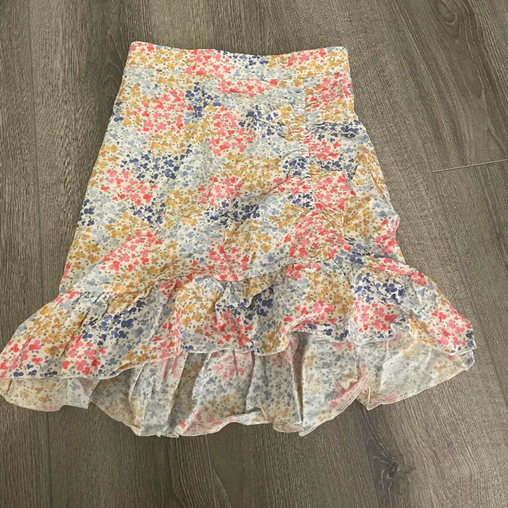 Oanvänd blommig kjol från Gina Tricot  Storlek XS. Kjolar.
