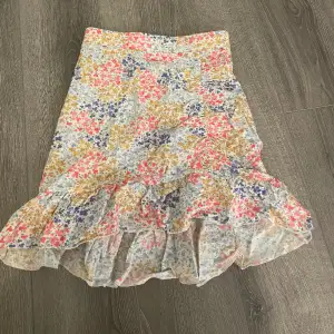 Oanvänd blommig kjol från Gina Tricot  Storlek XS