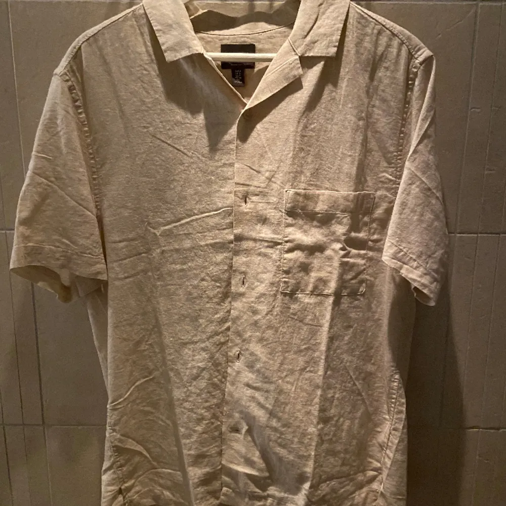 Säljer två stycken lika dana linne skjortor båda s men olika färger (vit o beige) säljer dom tillsammans för 350 men kan fixa om man bara vill ha en av dom. Så gott som oanvända.. Skjortor.