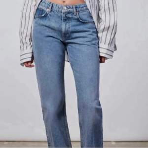 Säljer dessa snygga slutsålda jeans från Zara❤️‍🔥 strl 36, pris kan diskuteras