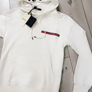 Prada  - Oanvänd hoode tröja med märke prada i storlek S.M 