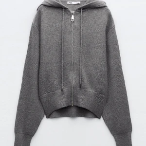 zara kofta - säljer denna kofta eftersom den nt riktigt var för mej nya pris 400 mitt pris 300💕repet/tråden är inte kvar