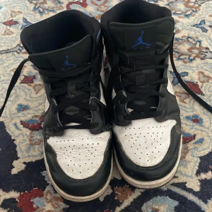 Nike Air Jordan Mid - Säljer mina jordans då dom inte kommer till användning längre. Kostar nya runt 2000 kr. Väl använda men inte trasiga. Sitter fortfarande bra på foten och inte slitna i hälen😊.