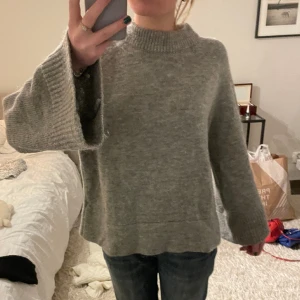 Grå stickad tröja - Superfin stickad tröja, aldrig använd, nyskick. Superfina lite vidare ärmar