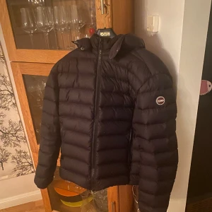 Colmar vinterjacka  - Tja! Säljer denna riktigt snygga colmar vinterjackan i mycket fint skick, som jag köpte förra månaden. Men tyvärr lite för liten för mig. Nypris 4700! Bara hör av er!