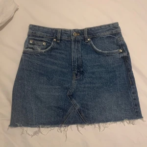Kjol denim - Storlek xs, använd fåtal gånger och är i väldigt bra skick! 