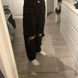 Svarta håliga jeans - Samma som dem håliga blåa. Stora men perfekt längd. Knappt använda o inga defekter 