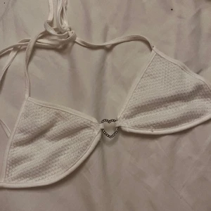 Bh topp?  - Söt bh/topp från shein jag har använt som topp på fest men den är oxkså som en bikini bh ish fast inte det materialet❣️