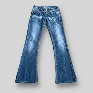 Wallflower bootcut jeans i fint skick. Midjan är ca 36cm rakt över och ytterbens längden är ca 98cm, tveka inte på att kontakta vid Minsta fundering!🙌 