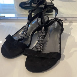 Klackskor  - Klackskor med cirka 3-4 cm klack. Använda 1 gång, i mycket gott skick