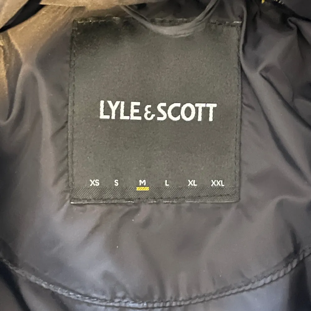 Jag säljer nu min Lyle scott väst som jag köpte för 1200kr på mall of scandinavia. Västen är bara använd några gånger. Storlek M passar L.. Jackor.