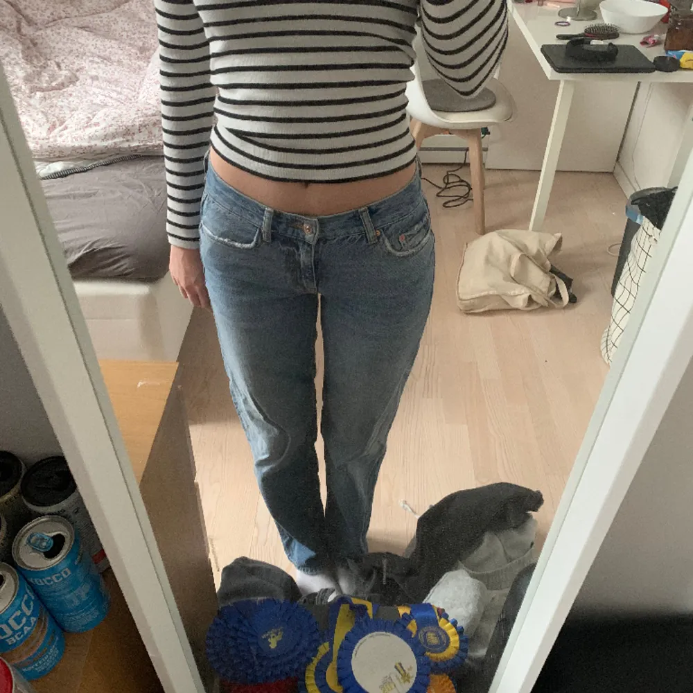 Säljer nu mina lågmidjade jeans från Gina för att jag tycker att dem sitter lite smått på mig🤍 sparsamt använda och inga skador eller nått sånt, hör av er vid frågor eller intresse! 🤍 Kan tänka mig gå ner i pris vid snabb affär. Jeans & Byxor.