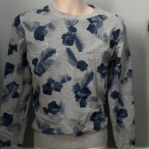 Blommig tröja - Bra skick!