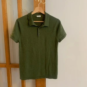 John Henric pikétröja grön merinoull - Väldigt mjuk och fin pikétröja i 100% merinoull