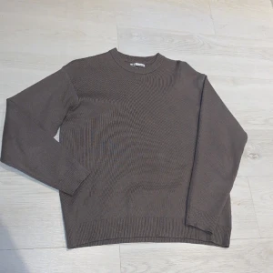 Zara Sweatshirt  - Hej! Jag säljer denna Zara Sweatshirt Storlek S, skick 10/10 använd väldigt fåtal gånger. 