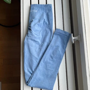 Alphalete Amplify leggings - Supersnygga i perfekt skick, dock kommer inte denna färgen till användning så mycket som jag hade velat då jag har dem i andra färger 💘