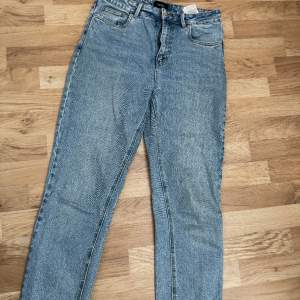 Säljer dessa fina mom jeans från Veromoda i storlek W28 L32
