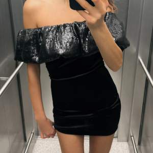 Säljer denna slutsålda klänning från Zara Storlek 36