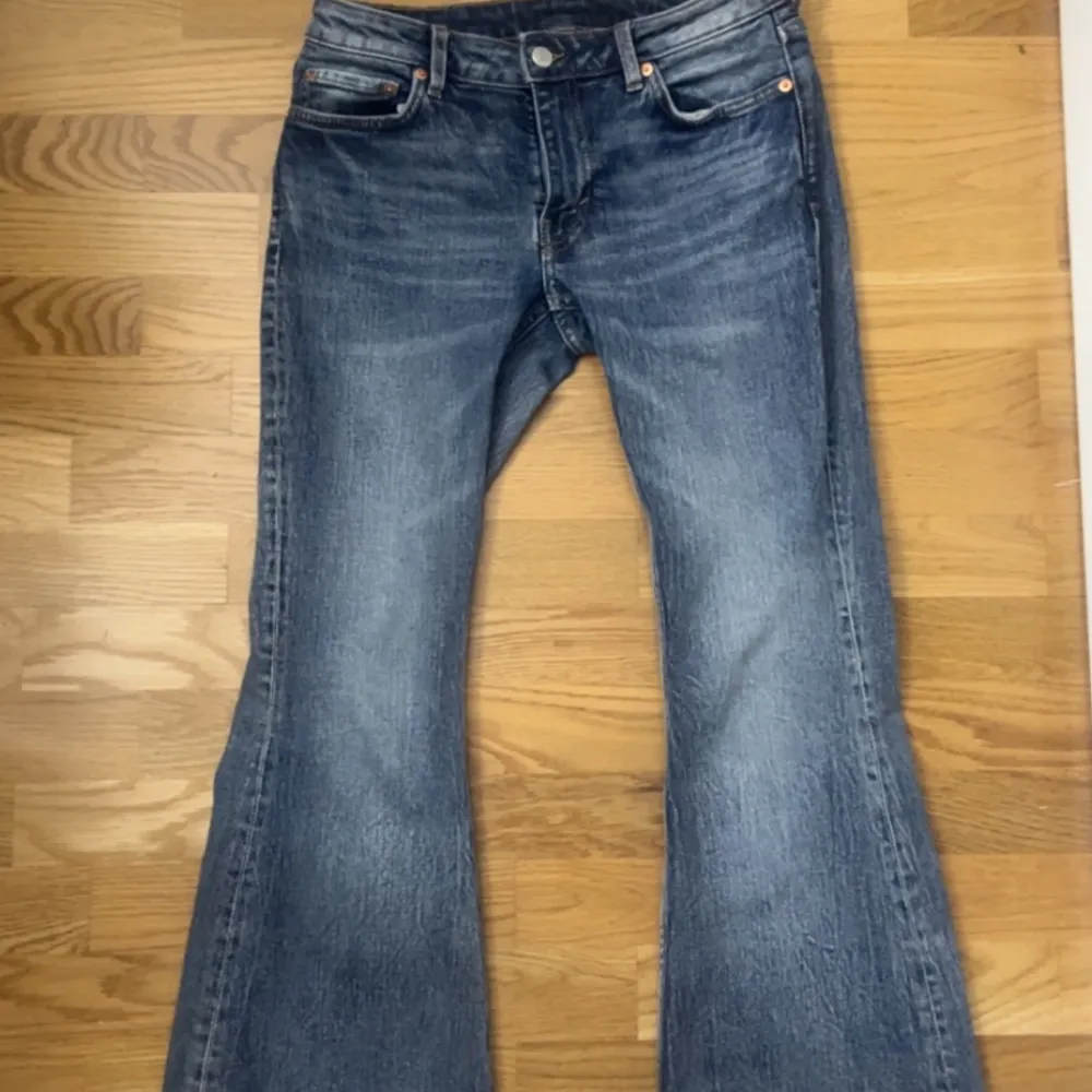 Ett par låga, blå flared jeans från weekday. Köpta för 590kr, säljer för att dom blev lite lite för korta på mig som är 171cm. Ser helt nya ut enligt mig, köp direkt för 500kr! Ställ gärna frågor!. Jeans & Byxor.