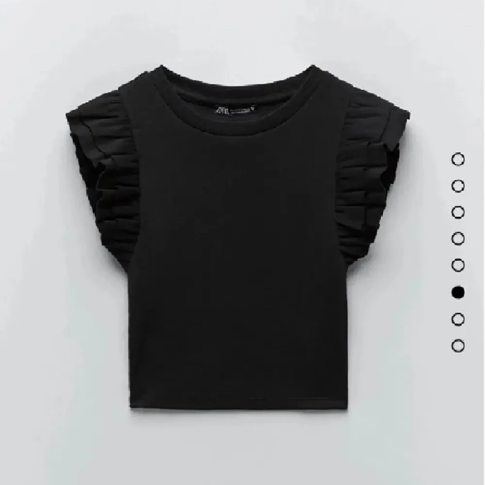 Super snygga volang tröjor från zara i superbra skick. I vitt och svart. Styck kostar de 70 och tillsammans 130 kosta 120 styck orginal. För bilder skriv.. Toppar.