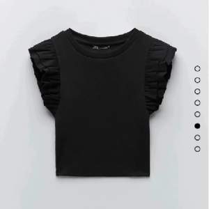 Super snygga volang tröjor från zara i superbra skick. I vitt och svart. Styck kostar de 70 och tillsammans 130 kosta 120 styck orginal. För bilder skriv.