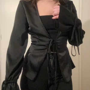 Knyttop från NAKD - Fin silke knyttopp / blus med knytdetalj från NAKD. Använd en gång, storlek 32, men passar som 34/36. Linnen medföljer ej. Säljer för 100kr eller bud 🌸