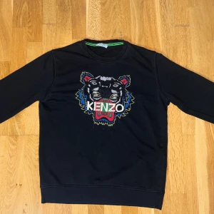 Kenzo Tröja - Denna tröjan har stått i garderoben kanske i 2 månader nu. Jag har inte använd den så mycket, knappt använd den. Passar till storlek M/L. Inga fläckar och sånt. För pris kan du inte oroa dig. Bara om du är verkligen intresserad så kan vi diskutera.