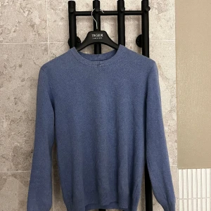 Zara sweatshirt  - Tja säljer en as skön zara sweatshirt som jag tyvärr köpte i för liten storlek. Original pris 600, har du frågor så är de bara att skriva 