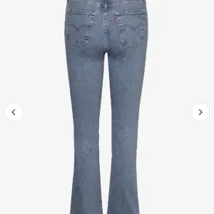 Säljer ett par högmidjade/mid blåa bootcut jeans från Levis i mycket fint skick. De är stretchiga och väldigt sköna. De kostar 1000kr nya men ja säljer för 230 + frakt 🫶🏻