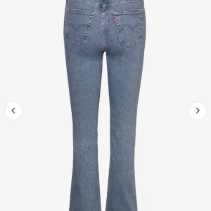 Levis Jeans - Säljer ett par högmidjade/mid blåa bootcut jeans från Levis i mycket fint skick. De är stretchiga och väldigt sköna. De kostar 1000kr nya men ja säljer för 230 + frakt 🫶🏻