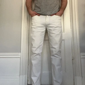 Jeans Jeanerica rak fit 32/32  - Vita jeans från svenska Jeanerica med rak fit. 