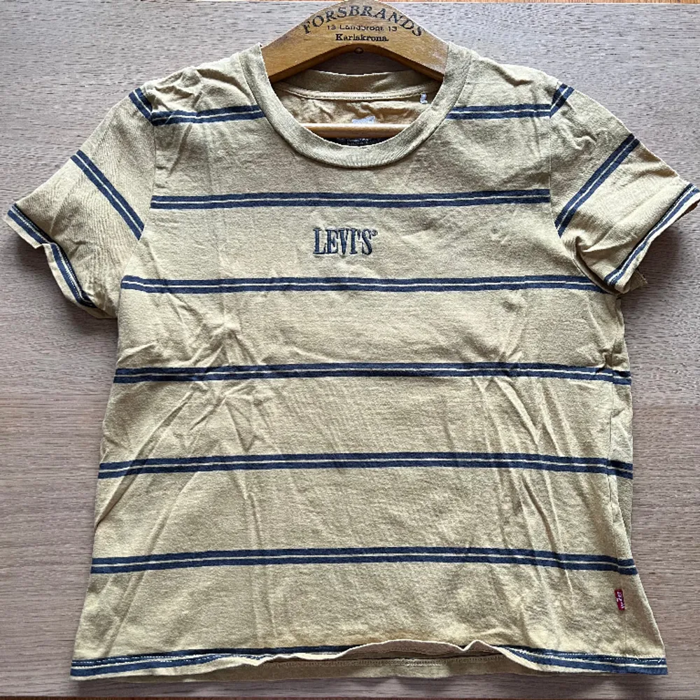 Gul Levi’s-tröja! Välanvänd men fortfarande fin (om än lite skrynklig på bild hehe). 🌻. T-shirts.
