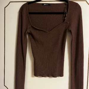 Brun ribbad tröja - Superfin brun ribbad tröja. Endast använd några gånger så jättefint skick.  Skriv vid fler bilder eller intresse!🤎