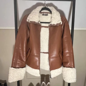 Gosig Läderjacka! - En super gosig läderjacka från Gina! I storlek Xs, men är oversized. 