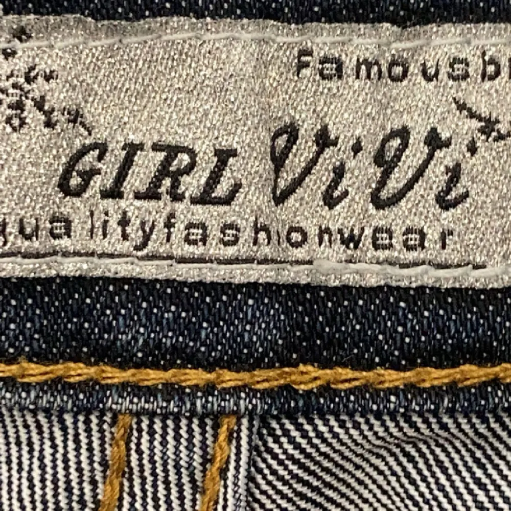 Girl Vivi jeans som jag beställde från Sellpy men de var tyvär för små. Jeansen är storlek L men skulle säga att de mer passar som en storlek S/M. Pris kan diskuteras men skriv för mer frågor🩷. Jeans & Byxor.