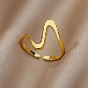 18k guldplaterad ring som är justerbar💗