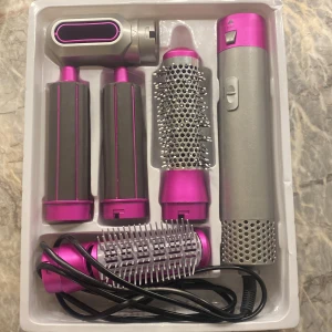 Locktång Luna - En jätte bra locktång som ser ut som en dyson. Funkar jätte bra och använd fåtal gånger! Har nu köpt en ny så jag behöver denna inte längre! Har dock kastat kartongen så den kmr utan kartong men med nått lock så att allt inte åker ut!💝