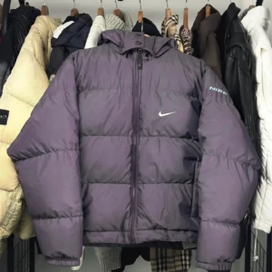 nike vinterjacka - Säljer nu en unik vintage puffer jacket från Nike som inte säljs längre! Storlek M, skriv vid eventuella frågor!