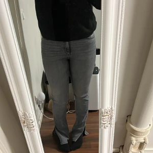Jeans med slits  - Ett par jeans från zara som är högmidjade och har slitsar💕