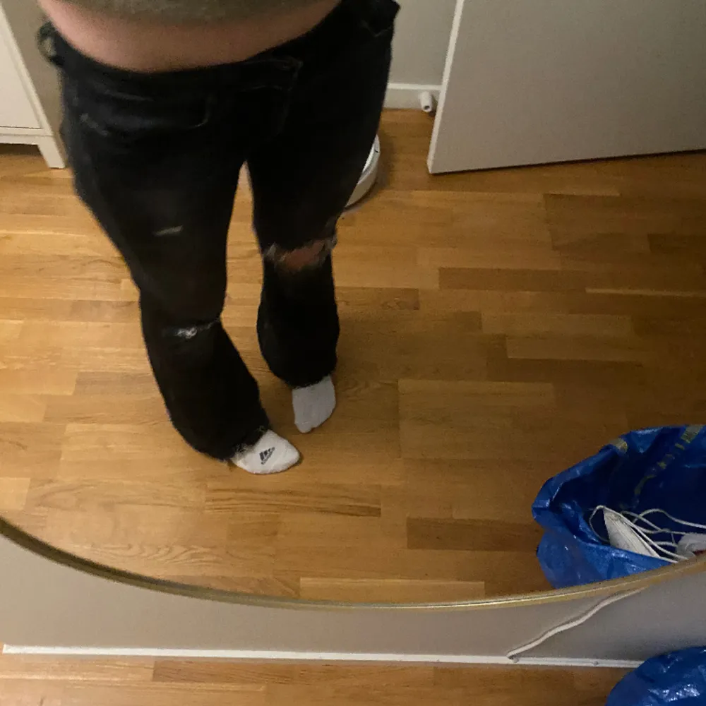 Säljer dessa fina lågmidjade jeans💕 passar bra på mig som är 170cm lång!  kostar 300 + frakt. Jeans & Byxor.