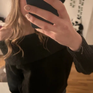 H&M off shoulder stickad - Säljer en jättefin mörkgrå stickad off shoulder tröja från h&m i storlek S. I superbra skick, slutsåld, skriv vid frågor💗
