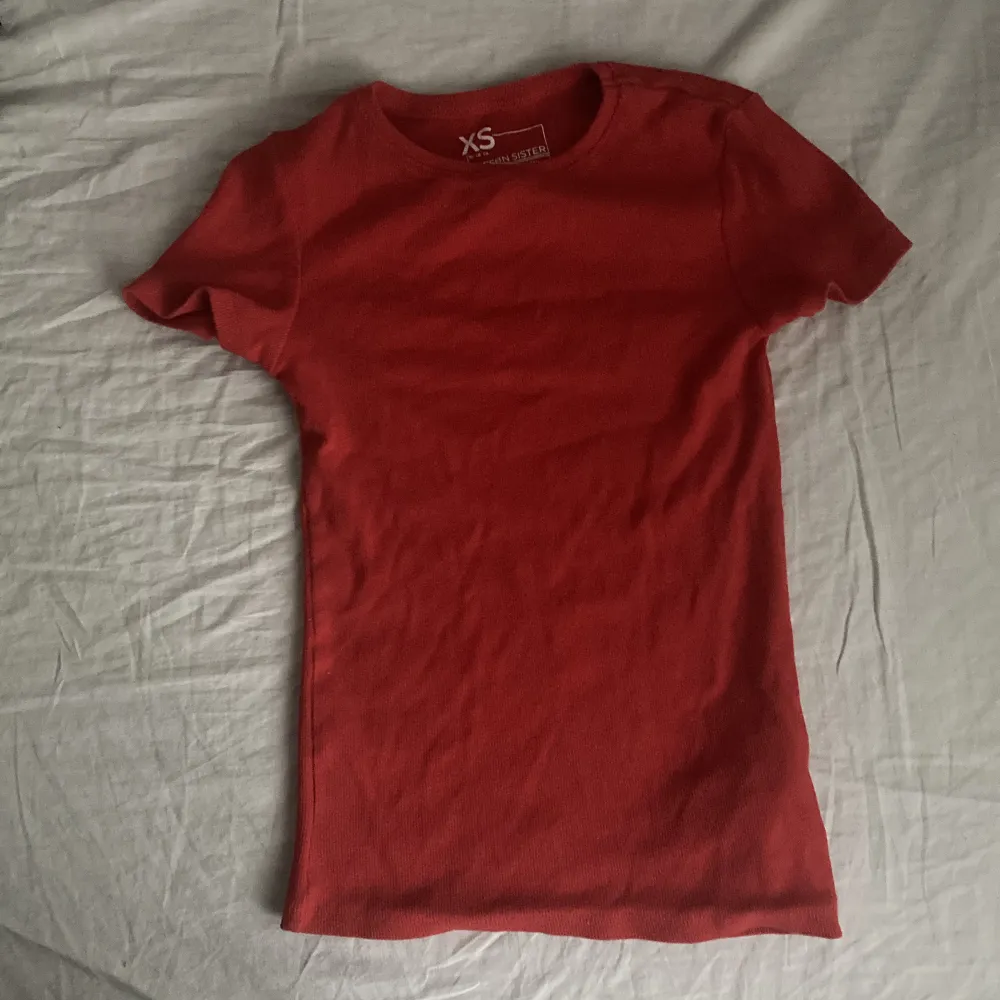 Röd T-shirt i strl xs. Betalning sker via swish å köparen står för frakten!❤️. T-shirts.