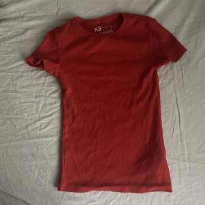 Röd T-shirt i strl xs. Betalning sker via swish å köparen står för frakten!❤️